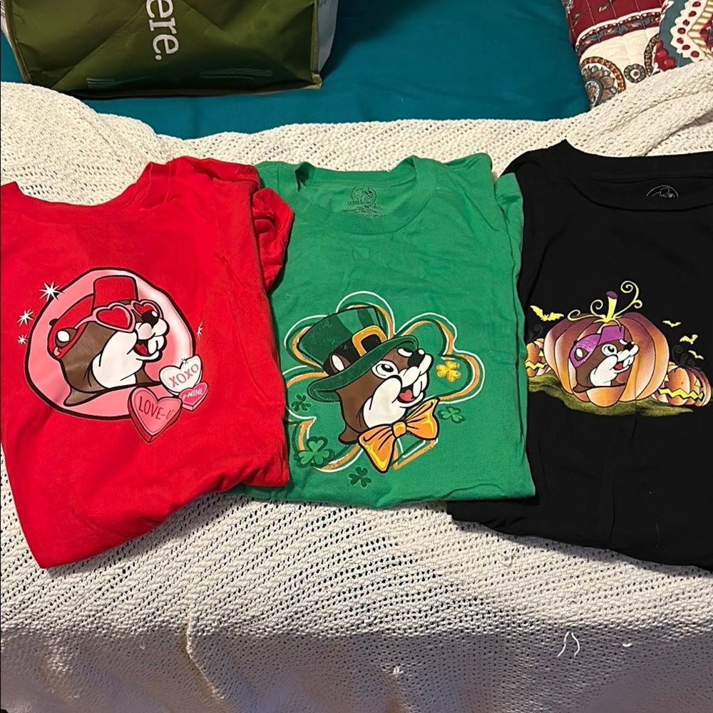 Buc-ee’s Bundle of 3 Themed Graphic Short Sleeve Tees - Size S/M